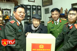 Lãnh đạo CATP thăm cán bộ, chiến sĩ bị thương, mắc bệnh hiểm nghèo
