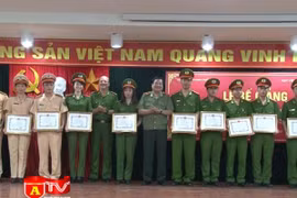 Bế giảng lớp đào tạo đại học CSND hệ vừa làm vừa học