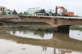 Tháo dỡ cầu Đúcgần trăm tuổi, một công nhân ngã xuống sông mất tích