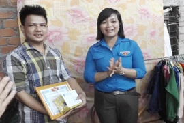 Nam thanh niên lao xuống sông cứu 2 người bất chấp sóng to, gió lớn