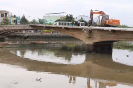 Tháo dỡ cầu Đúcgần trăm tuổi, một công nhân ngã xuống sông mất tích