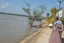 Một cô gái mặc váy cưới nhảy sông Hàm Luông tự vẫn