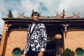 “Thần đồng toán học” Văn Kiên lịch lãm với veston hoa đón Tết