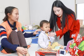Hoa hậu Ngọc Anh mang Tết đến với bệnh nhân Viện huyết học