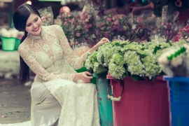 Người mẫu Kim Nguyên thướt tha áo dài dạo chợ hoa