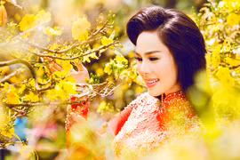 Á hậu Tố Uyên khoe nhan sắc rạng ngời bên mai vàng