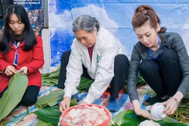 Á hậu Tú Anh gói bánh chưng tặng người nghèo ăn Tết