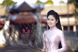 Hoa hậu Ngọc Anh rạng ngời giữa chốn thiền môn