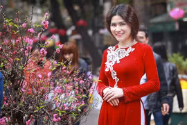 Diễn viên Quỳnh Hoa “rực lửa” xuống phố ngày xuân