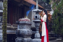 Hoa hậu Ngọc Anh thành kính đi lễ chùa