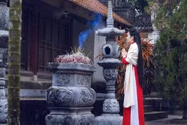 Hoa hậu Ngọc Anh thành kính đi lễ chùa