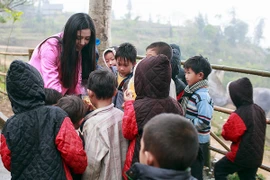 Nguyễn Thị Loan đội rét thăm trẻ em vùng cao