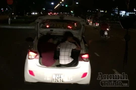 Bật cốp sau ôtô để ngồi, thản nhiên dạo phố