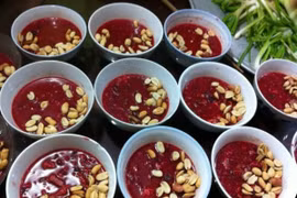 Ăn tiết canh lợn, cụ ông sốt cao, nguy kịch