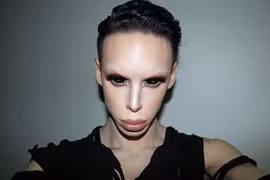 Phẫu thuật thẩm mỹ hơn 100 lần để thành… người ngoài hành tinh