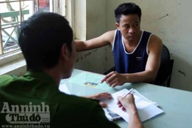 Đòi nợ bằng... vòng hoa, tiểu sành