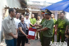 Thăm hỏi, tặng quà cho gia đình nạn nhân vụ giết, hiếp ở Sơn Tây