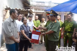Thăm hỏi, tặng quà cho gia đình nạn nhân vụ giết, hiếp ở Sơn Tây