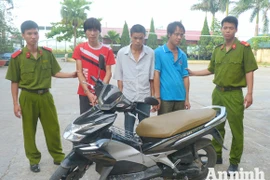 Bắt nhóm cướp xe máy trên Quốc lộ 32