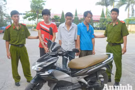 Bắt nhóm cướp xe máy trên Quốc lộ 32