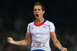 VĐV nhảy sào Pháp thiết lập kỷ lục Olympic