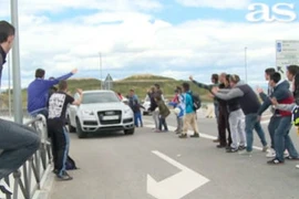 CĐV Real chặn xe sỉ vả Mourinho thậm tệ