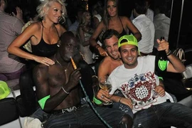 Balotelli thác loạn bên rượu mạnh và gái đẹp