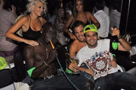 Balotelli thác loạn bên rượu mạnh và gái đẹp