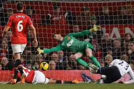 Trở về sân nhà, MU lại thua tan tác