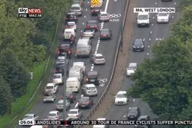 Xe bus đón đoàn Olympic lạc giữa... London