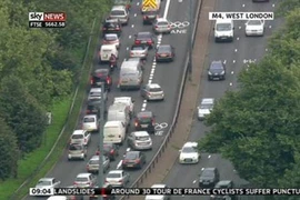 Xe bus đón đoàn Olympic lạc giữa... London