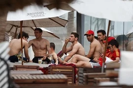 Tuyển thủ Tây Ban Nha mất trộm vì đưa gái vào phòng ngủ?