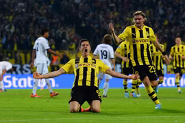 Một mình Lewandowski che mờ "giải ngân hà"