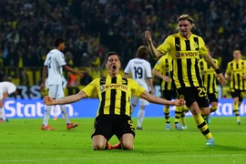 Một mình Lewandowski che mờ "giải ngân hà"