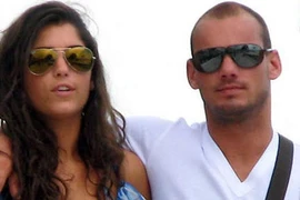 Playboy mời vợ Snejder khỏa thân