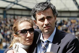 Bị trộm hỏi thăm, Mourinho hớt hải trở về London