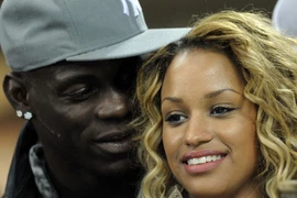 Balotelli cầu hôn bạn gái bằng nhẫn... giấy