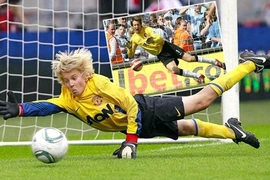 Van der Sar đem "truyền nhân" của mình trở lại Ajax