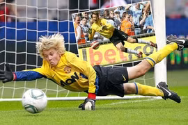 Van der Sar đem "truyền nhân" của mình trở lại Ajax