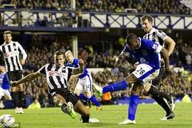 Everton bị trọng tài cướp mất chiến thắng