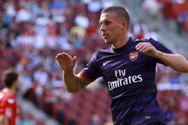 Podolski lập cú đúp, Pháo thủ đại thắng Cologne