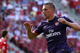 Podolski lập cú đúp, Pháo thủ đại thắng Cologne