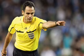 Lộ diện trọng tài bắt chính trận khai mạc tại Euro 2012 