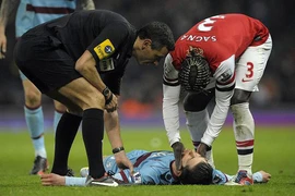 Sao trẻ West Ham suýt chết trên sân