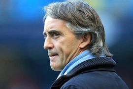 Ở lại Man City, HLV Mancini nhận mức lương "trên trời"