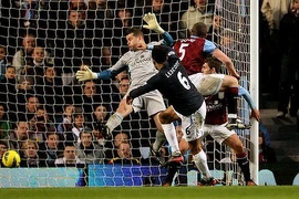 Man City nhẹ nhàng đòi lại ngôi đầu