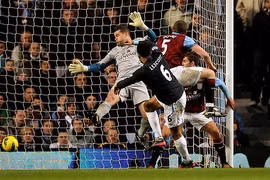 Man City nhẹ nhàng đòi lại ngôi đầu