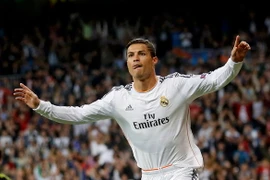 Cris Ronaldo "vượt mặt" van Nistelrooy