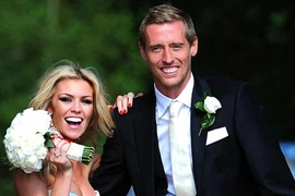 "Sếu vườn" nhờ chim ưng trao nhẫn cưới