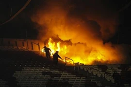 Báo động tình trạng CĐV đốt sân vận động 